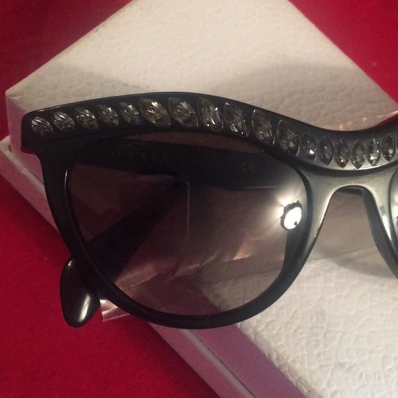 Prada sunglasses - Picture 6 of 9